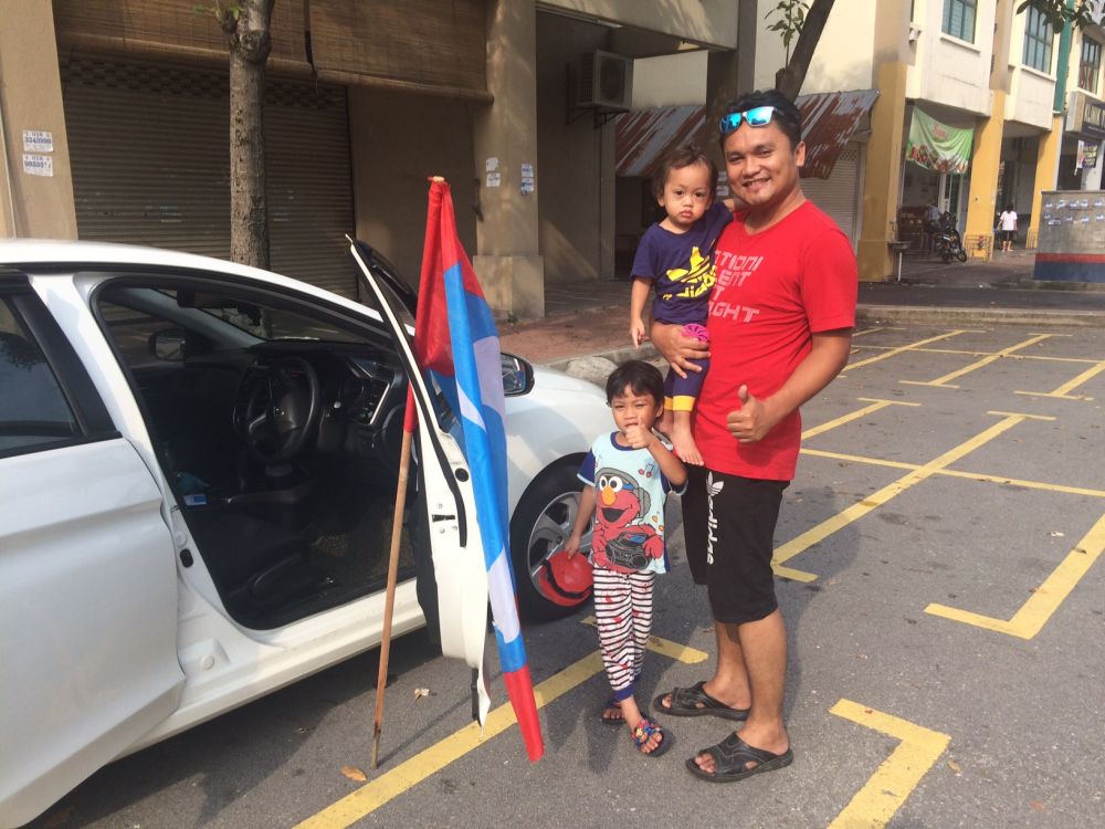 Khairul with his sons Khalish Danish, five and Khilfi Uwais, one on their celebratory drive this morning. u00e2u20acu2022 Picture by Melanie Chalil