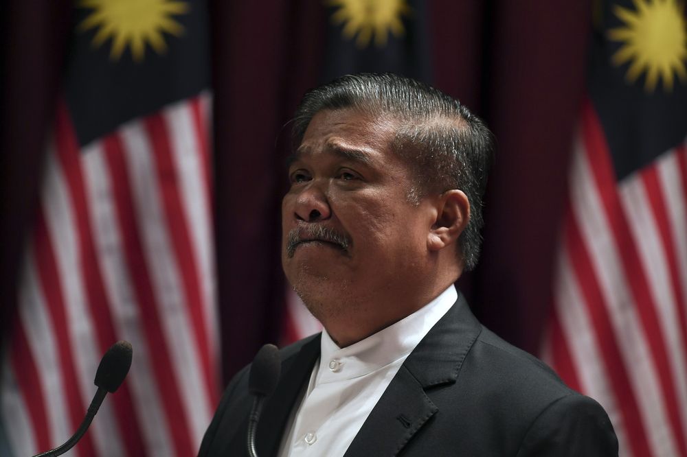 Mohamad Sabu sebak ketika berucap pada majlis penyerahan sumbangan Aidilfitri kepada warga angkatan tentera yang bertugas di perbatasan, 31 Mei 2018. u00e2u20acu201d Foto Bernama