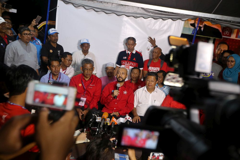 Datuk Seri Mukhriz Mahathir speaks to the press after winning the Jerlun parliamentary seat on May 10, 2018. u00e2u20acu201d Picture by Sayuti Zainudin