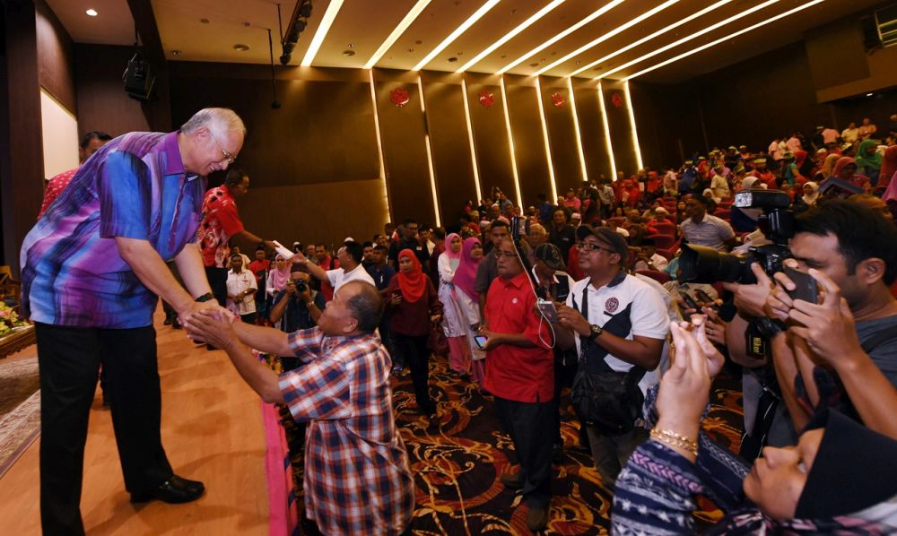 Datuk Seri Najib Razak bersalaman dengan penyokong setia selepas merasmikan Mesyuarat Berkelompok Persidangan Agung Cawangan-Cawangan Umno Bahagian Pekan, 20 Mei 2018. — Foto Bernama