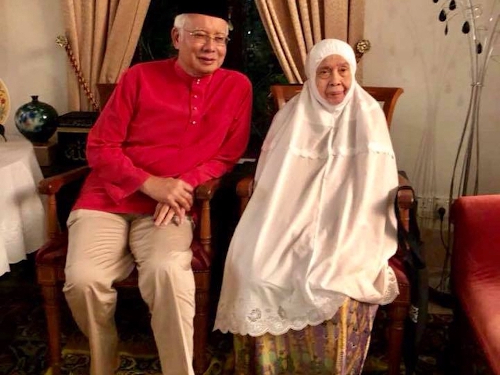 Najib is seen having a chat with his mother Tun Rahah Mohamed Noah while waiting for the Isyau00e2u20acu2122 and terawih prayers tonight. u00e2u20acu201d Picture courtesy of Facebook/Rozilan Salleh