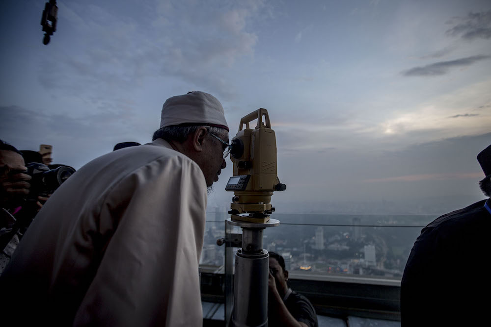Federal Territory Mufti Datuk Zulkifli Mohamad Al-Bakri performs u00e2u20acu02dcrukyahu00e2u20acu2122, the sighting of the new moon, which signals the start of the holy month of Ramadan at the KL Tower in Kuala Lumpur May 15, 2018. u00e2u20acu201d Picture by Hari Anggara