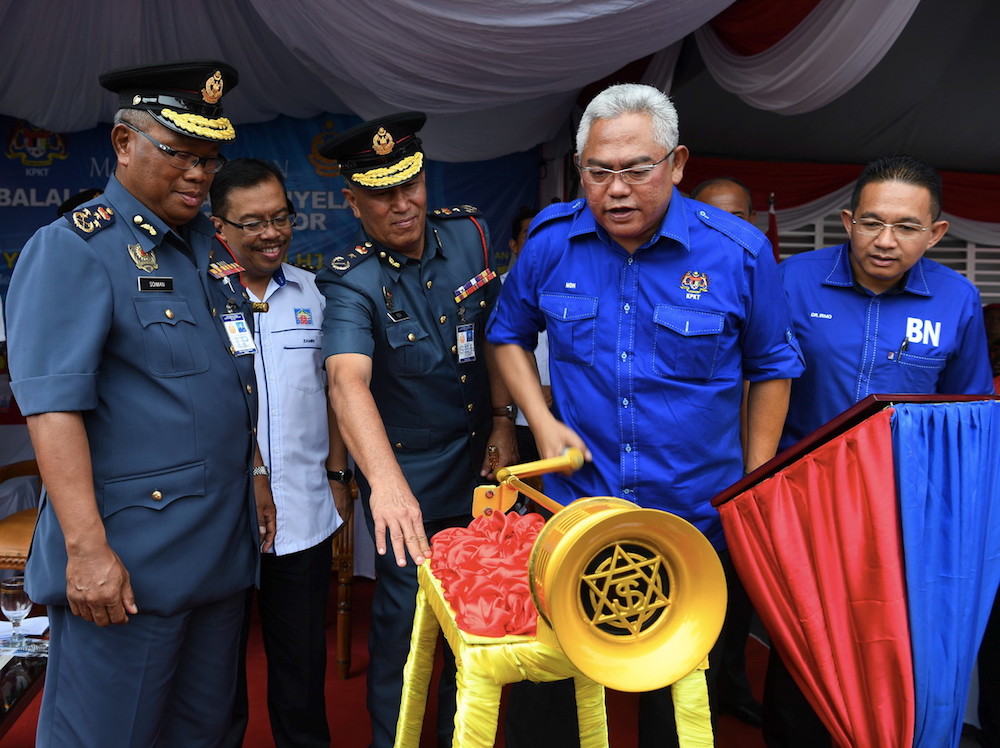 Tan Sri Noh Omar officiates an event with a hand-cranked alarm siren at the Kuala Selangor fire station May 3, 2018. u00e2u20acu201d Bernama pic
