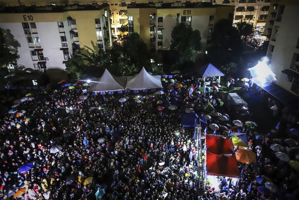 Thousands of people thronged the streets of Desa Pandan to catch a glimpse of Tun Mahathir May 1, 2018. — Picture by Azneal Ishak