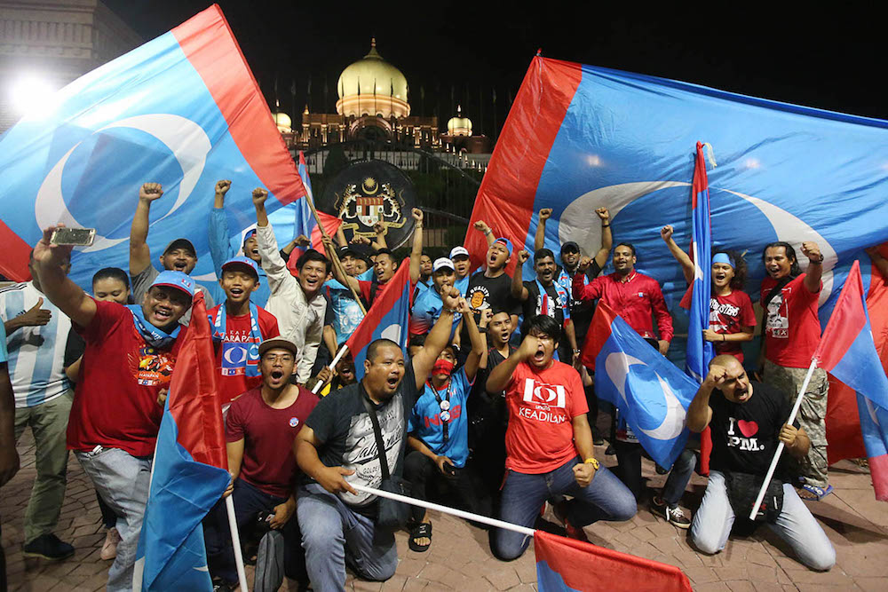 Pakatan Harapan supporters gather in Dataran Putrajaya May 11, 2018. u00e2u20acu201d Picture by Azinuddin Ghazali
