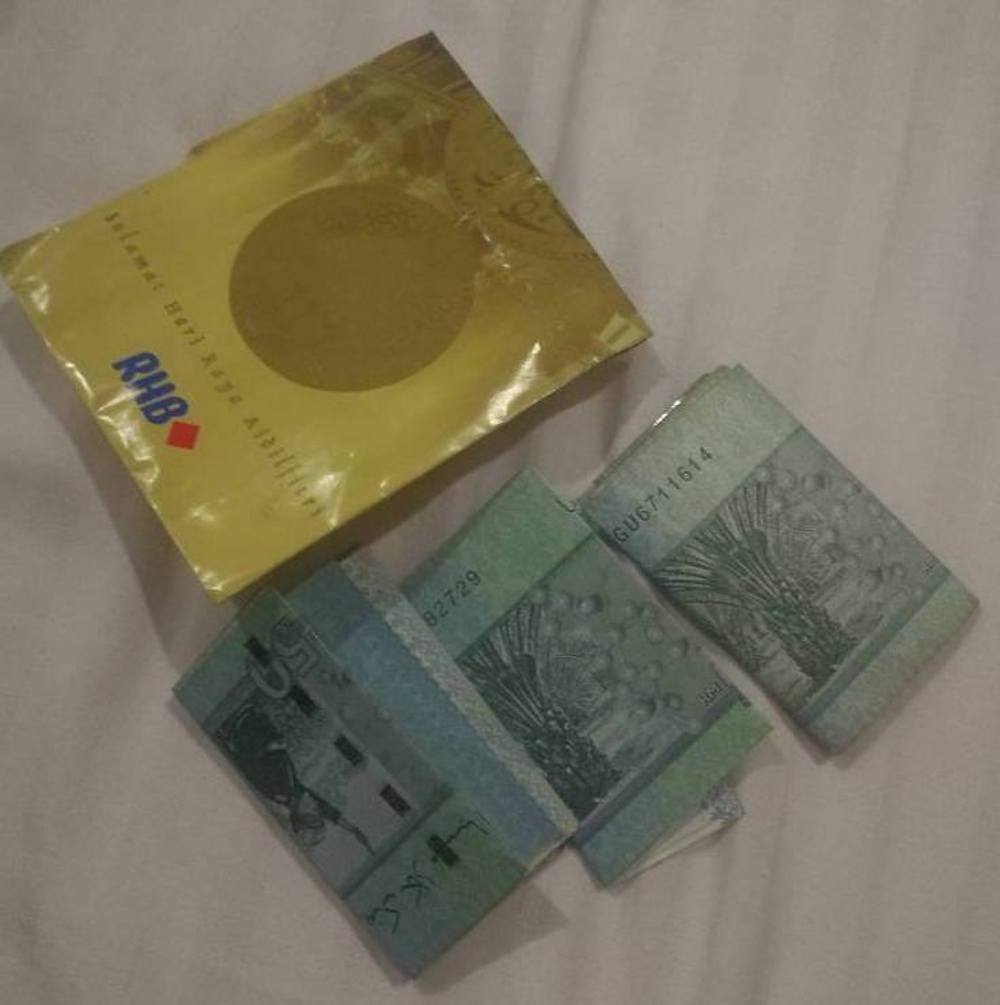 Last night, an elderly uncle handed over his crumpled savings, amounting to RM500, to an Opposition candidate for Bakri parliamentary, Yeo Bee Yin, after a ceramah there. u00e2u20acu201d Picture via Facebook/YeoBeeYin