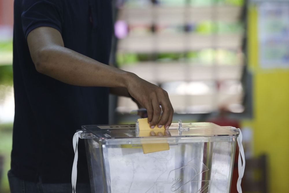 A voter casts his ballot at a polling centre in Kuala Lumpur May 9, 2018. u00e2u20acu2022 Picture by Yusof Mat Isa