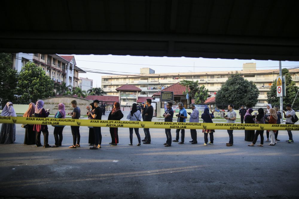 Voters queue up outside a polling centre in Kuala Lumpur May 9, 2018. u00e2u20acu2022 Picture by Yusof Mat Isa