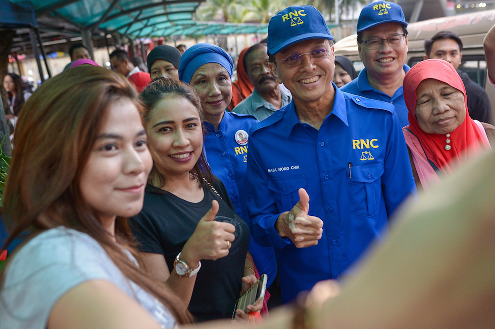 Barisan Nasionalu00e2u20acu2122s candidate for Lembah Pantai Datuk Seri Raja Nong Chik Zainal Abidin poses for pictures during his walkabout at Residensi Kerinchi Night Market in Bangsar May 4, 2018. u00e2u20acu201d Picture by Mukhriz Hazim