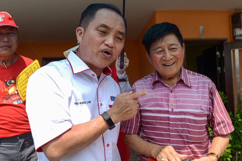 Ng is seen here explaining the plight of Sekinchan resident Fang Meng Kong, who will not be able to vote in Sekinchan for GE14.