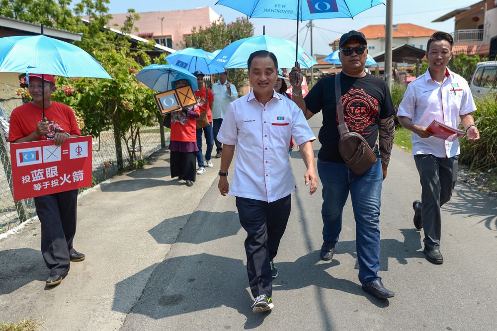 Ng is seen here with his team doing a walkabout and house-to-house visits in Kampung Baru Site B, Sekinchan.