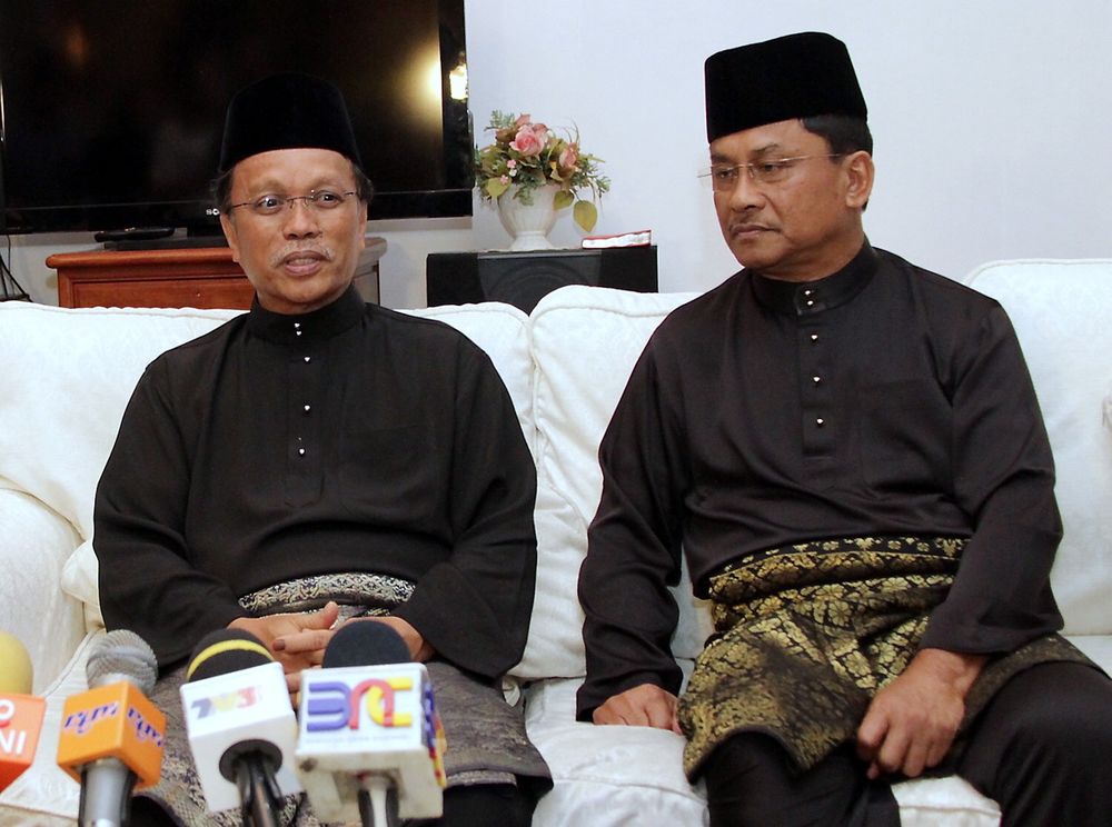 Sabah Chief Minister Datuk Shafie Apdal (left) with Deputy Chief Minister Datuk Jaujan Sambakong, giving a press conference  in Kota Kinabalu, May 16, 2018. u00e2u20acu201d Bernama pic