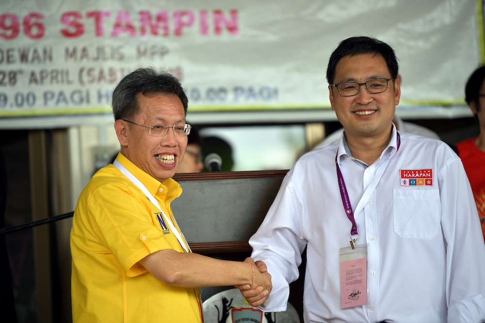 Candidates for the Stampin parliamentary seat, Datuk Dr Sim Kui Hian of Barisan Nasional and Chong Chieng Jen of Pakatan Harapan, shake hands at the polling station in Kuching May 9, 2018. u00e2u20acu201d Bernama pic