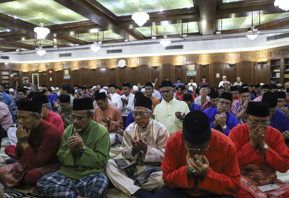 Party members attend special prayers for Umno’s 72nd anniversary in Kuala Lumpur May 11, 2018. — Picture by Azneal Ishak
