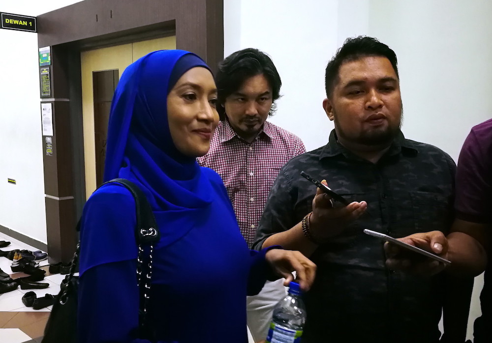 Ziana Zain speaks to reporters at the Syariah Lower Court in Shah Alam May 15, 2018. u00e2u20acu201d Bernama pic 