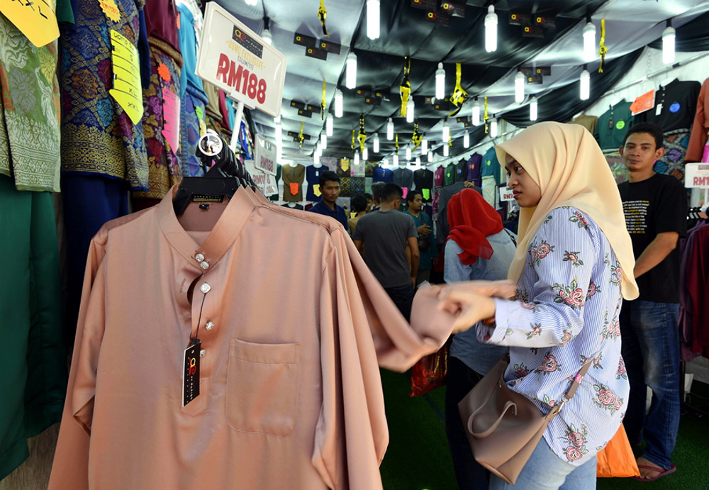 City dwellers do their Raya shopping at Jalan Masjid India, Kuala Lumpur June 2, 2018. u00e2u20acu201d Picture by Ham Abu Bakar