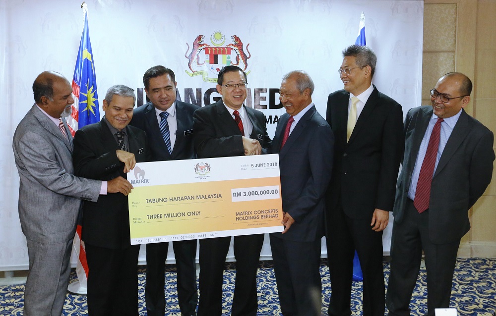 Matrix Concepts Holdings Bhd CEO Datuk Lee Tian Hock (third right) presents the RM3 million contribution towards the Tabung Harapan Malaysia to Finance Minister Lim Guan Eng (fourth left) at Putrajaya May 6, 2018. u00e2u20acu201d Picture by Zuraneeza Zulkifli