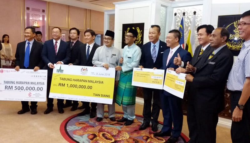 Perak Mentri Besar Ahmad Faizal Azumu (centre) receives the contribution for the Tabung Harapan Malaysia, in Ipoh June 8, 2018. u00e2u20acu201d Picture by Sylvia Looi