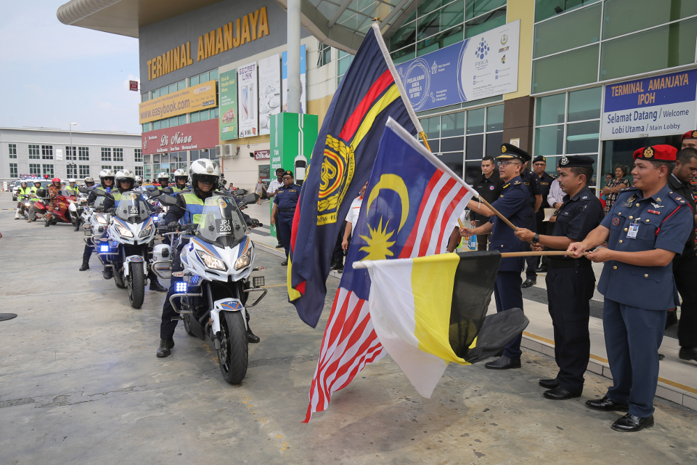 Perak Road Transport Department director Mohd Zawawi Zakaria (3rd right) launches the state level Ops HRA 2018 at Terminal Amanjaya in Meru June 11, 2018. u00e2u20acu201d Picture by Marcus Pheong