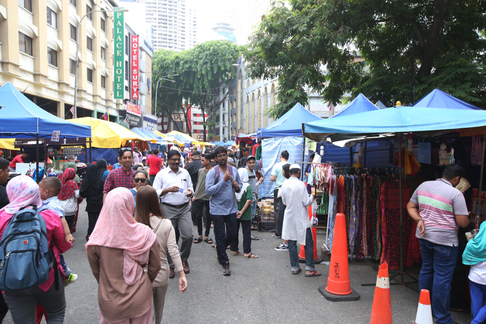 The Ramadan bazaar at Masjid India June 14, 2018. u00e2u20acu201d Picture by Azinuddin Ghazali