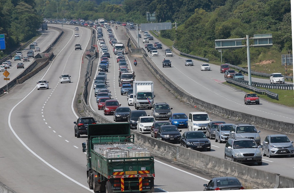 Heavy traffic is seen along the North-South Expressway heading northbound towards Ipoh's Jelapang toll June 14, 2018. u00e2u20acu201d Picture by Marcus Pheong