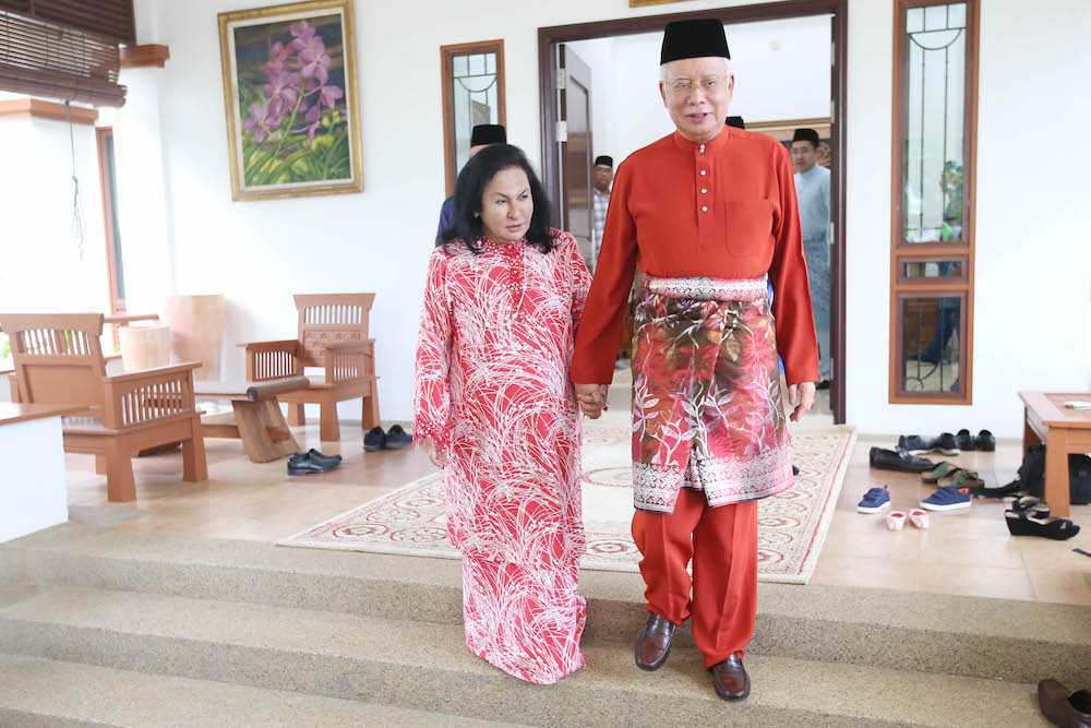 Datuk Seri Najib Razak and Datin Seri Rosmah Mansor greet people at their Aidilfitri open house in Pekan June 15, 2018. u00e2u20acu201d Picture by Azinuddin Ghazali