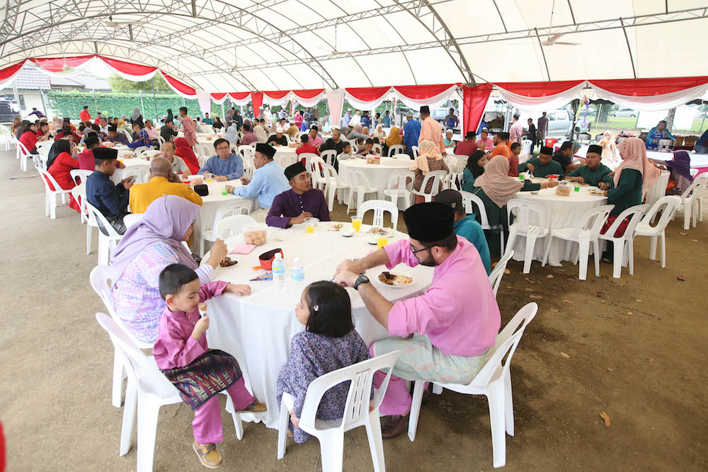 The general atmosphere at the former PM’s Aidilfitri open house in Pekan today. — Picture by Azinuddin Ghazali