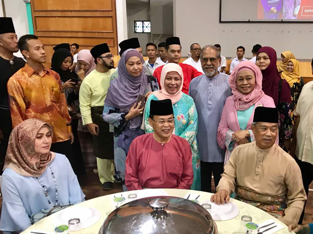 Home Minister Tan Sri Muhyiddin Yassin (right) and Johor Mentri Besar Datuk Osman Sapian at the Pagoh parliamentary Hari Raya Aidilfitri open house held at the Pagoh Sports Complex June 17, 2018.  u00e2u20acu201d Picture By Ben Tan 