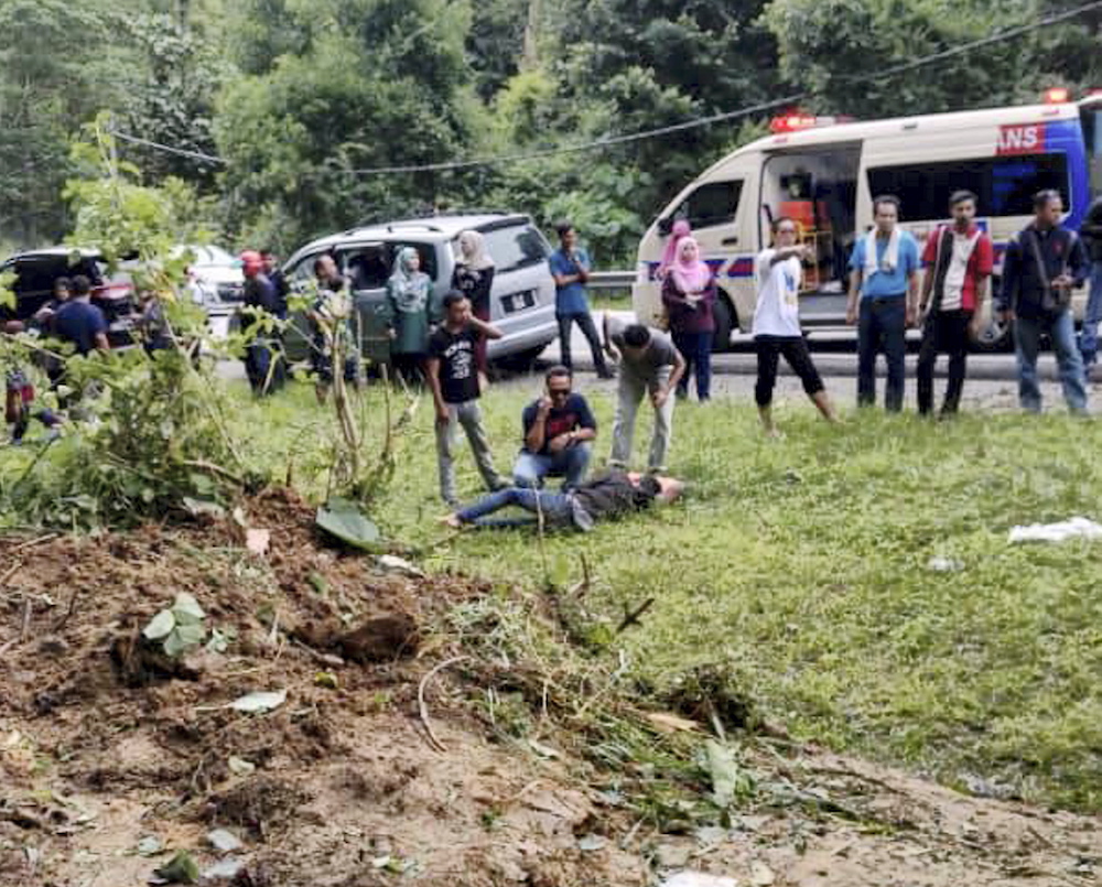 Thirty-two people were injured when an express bus driver reportedly lost control of his vehicle and crashed into a ditch along KM24 of the Gerik-Jeli highway. u00e2u20acu201d Picture courtesy of Fire and Rescue Department