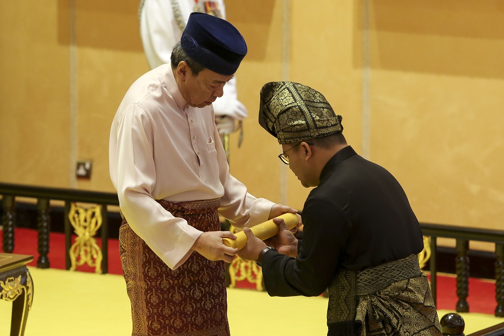 Amirudin Shari is sworn in as Selangor mentri besar in the presence of Sultan of Selangor Sultan Sharafuddin Idris Shah at the Alam Shah Palace in Klang June 19, 2018. u00e2u20acu201d Picture by Yusof Mat Isa