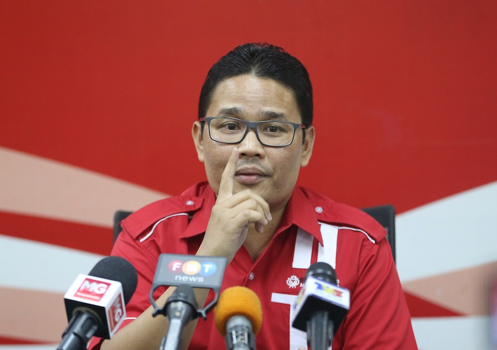 Khairul Azwan Harun addresses a press conference in Kuala Lumpur June 21, 2018. u00e2u20acu201d Picture by Razak Ghazali