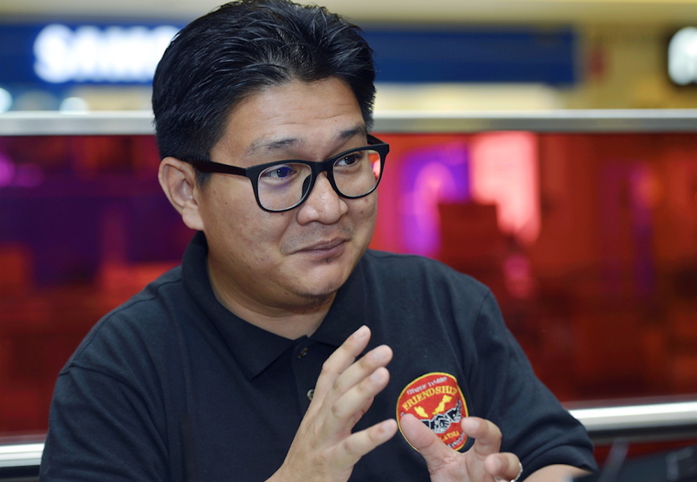 Claiming success in the first five days of his campaign, Izzat continued what he called ‘the first wave’ until August 31. — Picture by Ham Abu Bakar