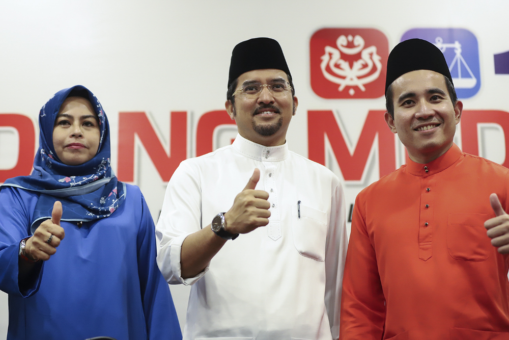 Noraini (kiri) bersama Asyraf dan Shahril berjaya memenangi pemilihan sayap Umno kali ini. u00e2u20acu2022 Foto oleh Azneal Ishak