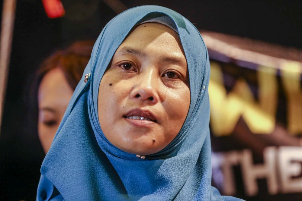 Norhayati Mohd Ariffin, wife of Amri Che Mat, at a vigil at Dataran Merdeka June 24, 2018. u00e2u20acu201d Picture by Firdaus Latif