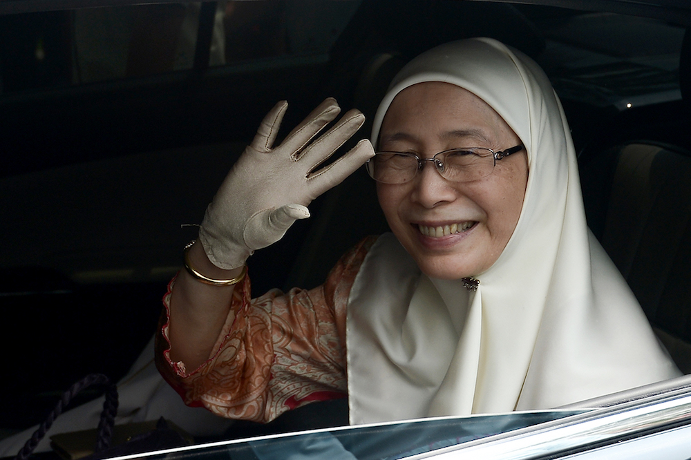 Deputy Prime Minister Datuk Seri Dr Wan Azizah Wan Ismail waves as she leaves the Selangor Raya Open House in Shah Alam June 24, 2018. u00e2u20acu201d Picture by Mukhriz Hazim