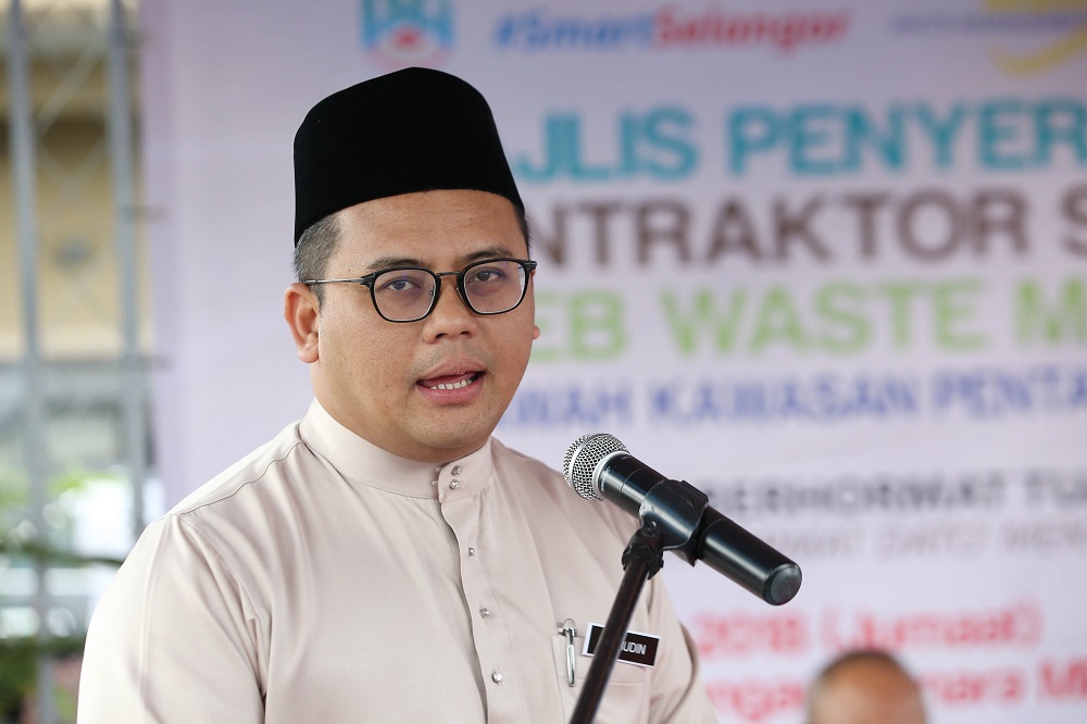 Selangor Mentri Besar Amirudin Shari delivers his speech in Kajang June 29, 2018. u00e2u20acu201d Picture by Azinuddin Ghazali