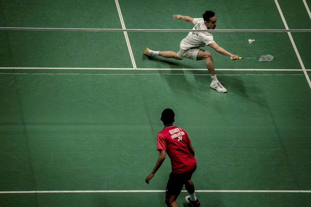 Datuk Lee Chong Wei (top) in action against Indonesia player, Tommy Surgiarto (buttom) during the semi-finals of the Malaysia Open Badminton Championship 2018 at Axiata Stadium in Bukit Jalil. u00e2u20acu201d Picture by Hari Anggara.nn