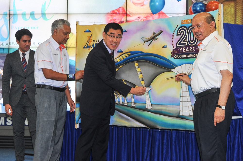 MAHB acting group chief executive officer Raja Azmi Raja Nazudin (centre) officiates the KLIA 20th Anniversary celebration in KLIA, Sepang June 29, 2018. u00e2u20acu201d Picture by Shafwan Zaidon