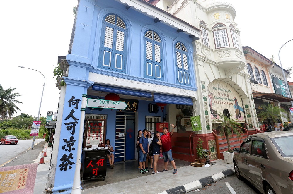 Visitors taking selfie in front of Ho Yan Hor Museum located at Jalan Bijeh Timah, Ipoh. u00e2u20acu201d Pictures by Farhan Najib