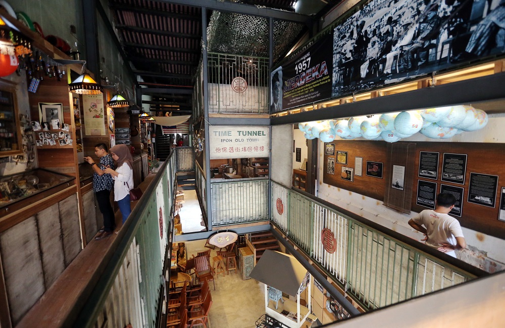 The Time Tunnel Ipoh Old Town museum showcases a collection of old items from cassettes to signboards that were once used by the Ipoh folks as an everyday household items.