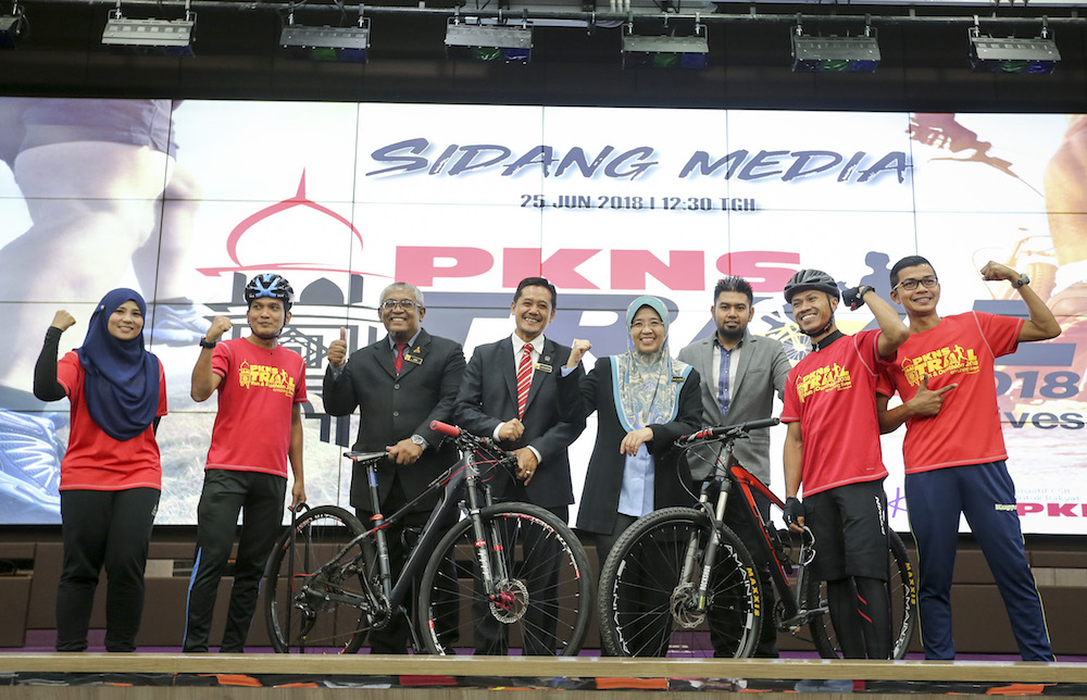 PKNS chief operating officer Norita Mohd Sidek (4th right) poses for a group photo during the press conference on the PKNS Trail Run & Duathlon 2018 in Shah Alam, June 25, 2018. u00e2u20acu201d Picture by Firdaus Latif