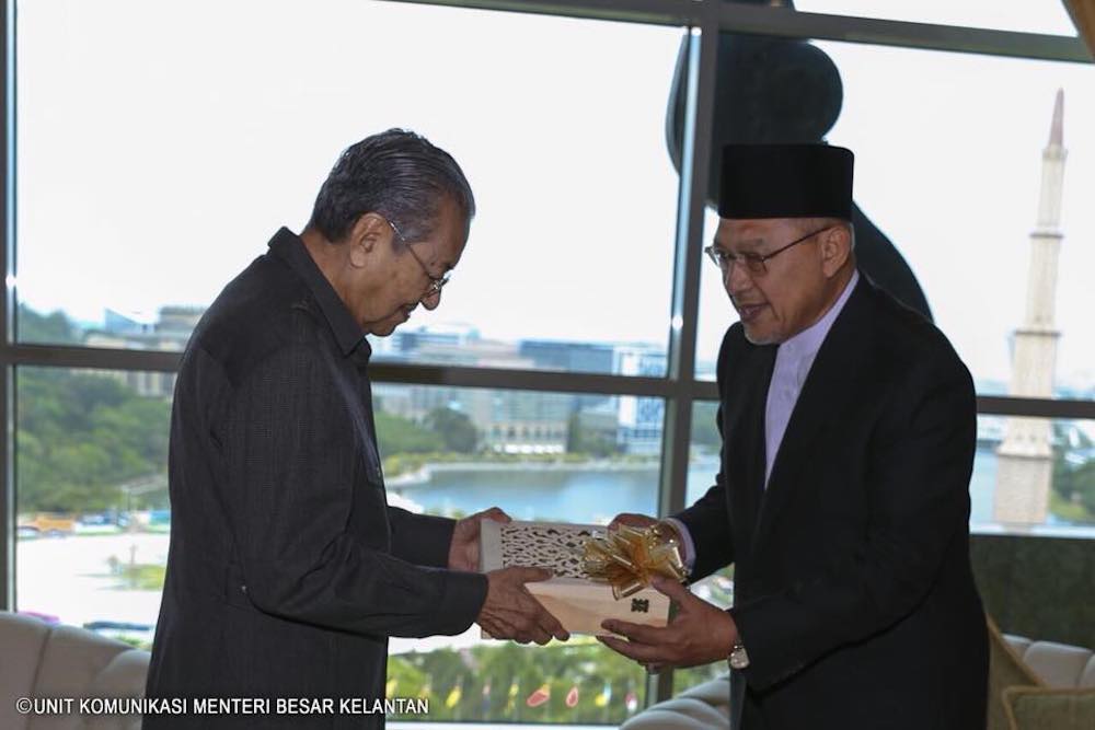 Kelantan Mentri Besar Datuk Ahmad Yakob (right) presents Prime Minister Tun Dr Mahathir Mohamad with a token of appreciation during his official visit. u00e2u20acu201d Picture courtesy of Kelantan MBu00e2u20acu2122s office