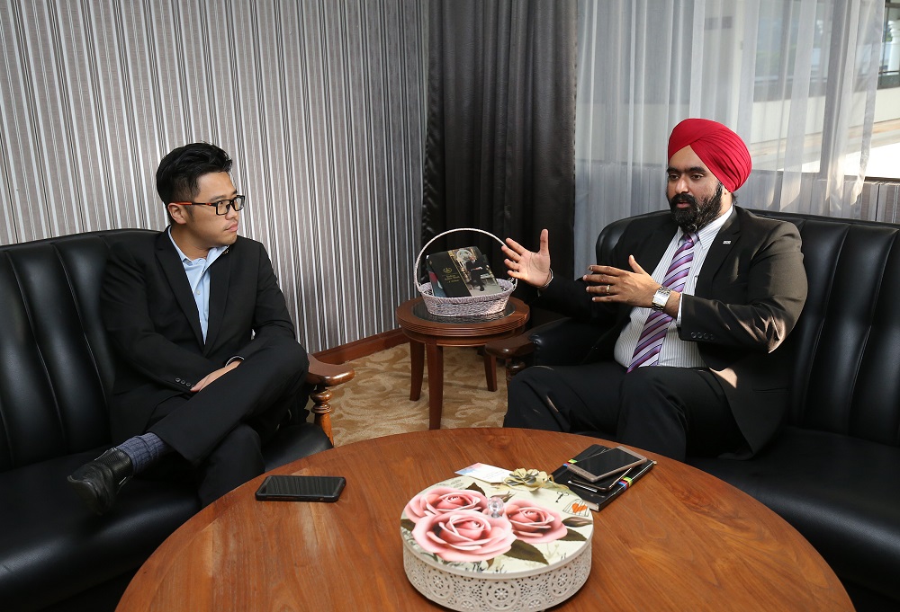 Malaysian National Cycling Federation vice-president Datuk Amarjit Singh Gill met the State Youth, Sports and Human Capital Development committee chairman Howard Lee Chuan How. u00e2u20acu201d n Picture by Marcus Pheong