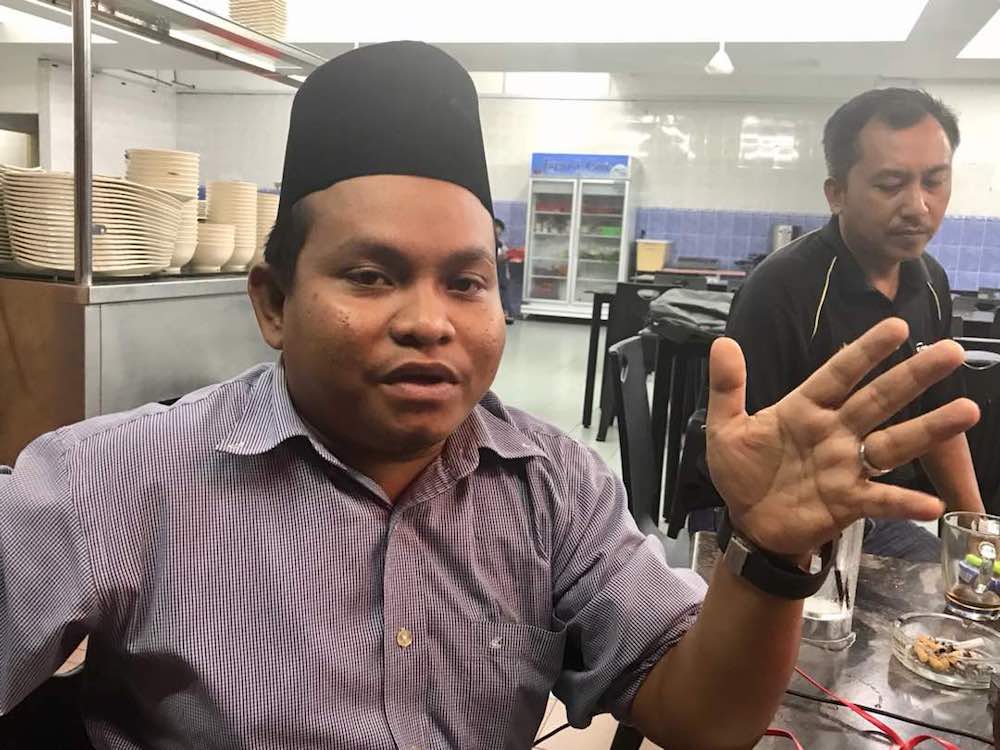 Skudai Umno branch chief Azlan Bakti Omar Baki alleged favouritism in the run-up to tomorrowu00e2u20acu2122s party polls. u00e2u20acu201d Picture by Ben Tan