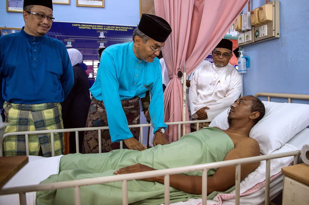 Health Minister Dr Dzulkefly Ahmad visiting patients at Tanjong Karang Hospital to deliver donations after performing the Aidilfitri Sunat Solat June 15, 2018 in Tanjong Karang. u00e2u20acu201d Bernama pic