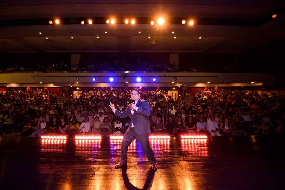 Leong poses with the audience at last night sold-out performance. u00e2u20acu201d Instagram/Dr Jason Leong