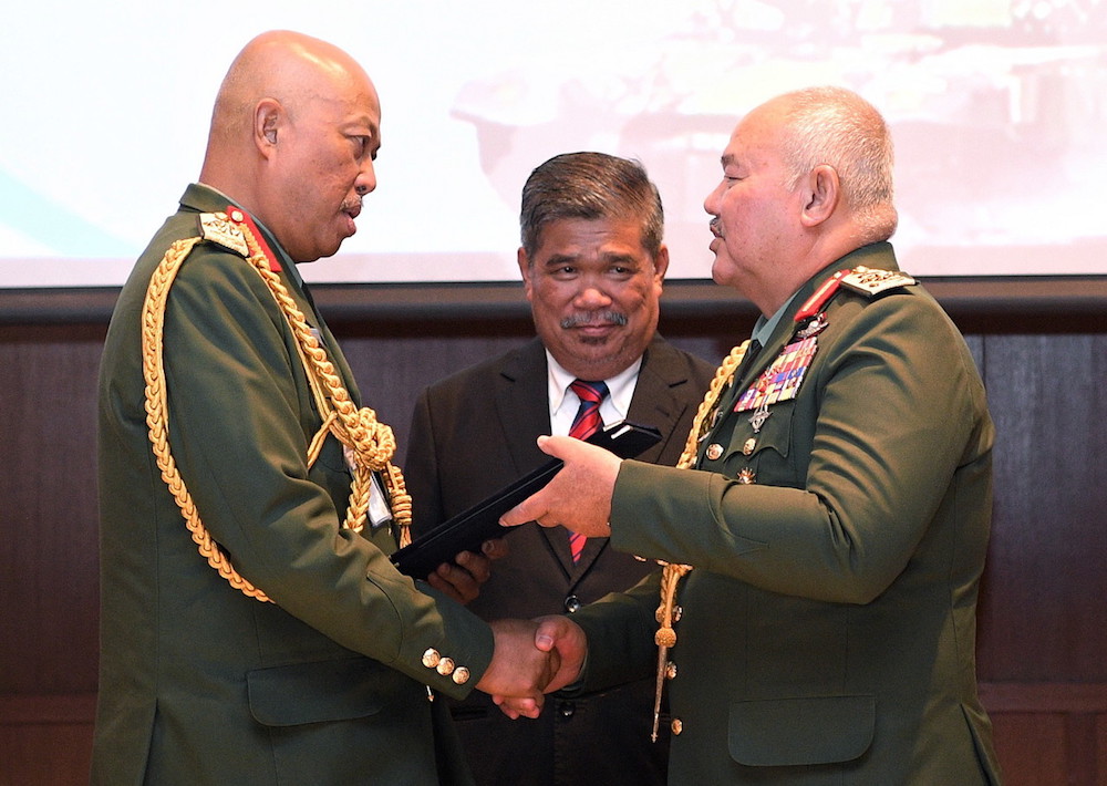Defence Minister Mohamad Sabu witnesses the handover ceremony between Gen Tan Sri Zulkifli Zainal Abidin and Raja Mohamed Affandi Raja Mohamed Noor in Kuala Lumpur June 20, 2018. u00e2u20acu201d Bernama pic