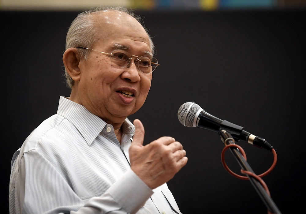 Tan Sri Tengku Razaleigh Hamzah speaks at an Umno gathering in Shah Alam June 21, 2018. u00e2u20acu201d Bernama pic