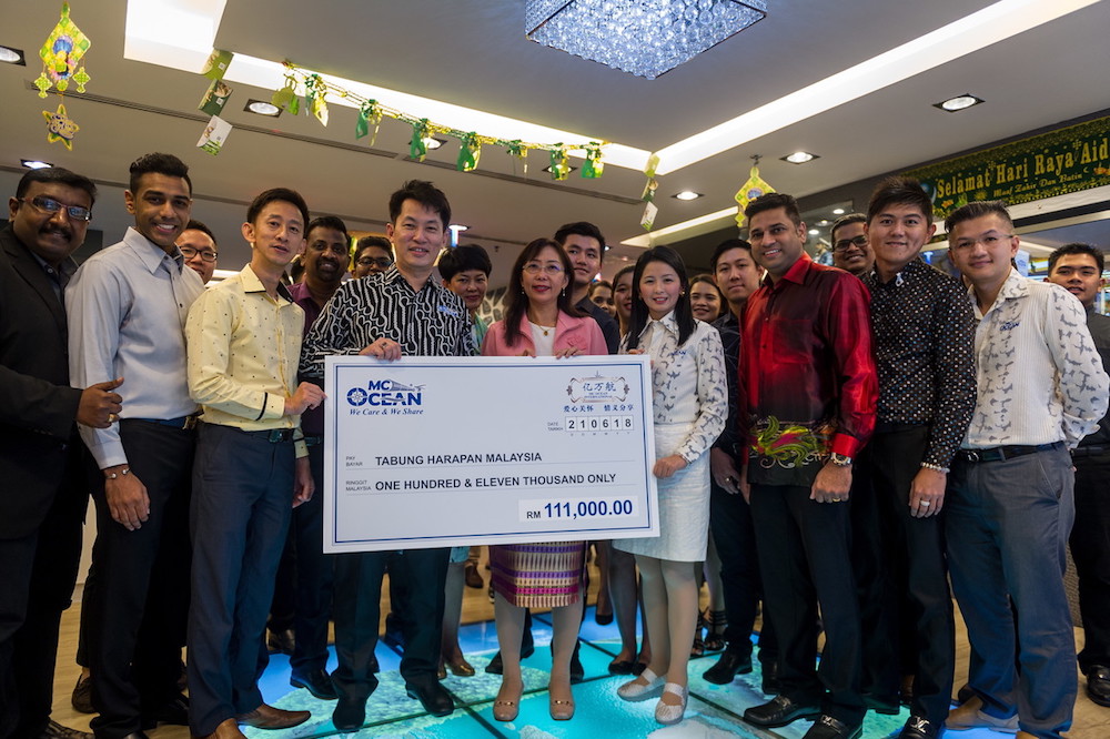 Mc-Ocean Holdings Sdn Bhd founder Datuk Seri Pearson Chia Tian Chai presents a mock check to Seputeh MP Teresa Kok for Tabung Harapan Malaysia at the companyu00e2u20acu2122s headquarters in Kuala Lumpur June 27, 2018. u00e2u20acu201d Bernama pic