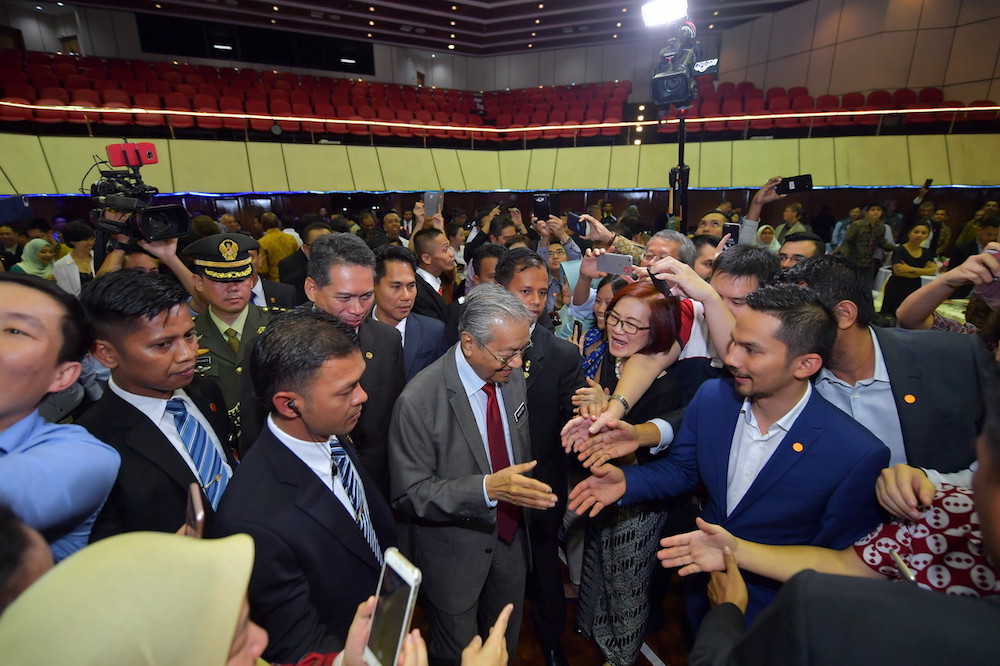 Tun Dr Mahathir Mohamad is greeted by people as he arrives for an event at the Malaysian Embassy in Jakarta June 28, 2018. u00e2u20acu201d Bernama pic